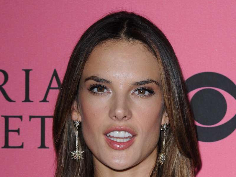 Alessandra Ambrosio At Vicotrias Sectret Show032 Wallpaper