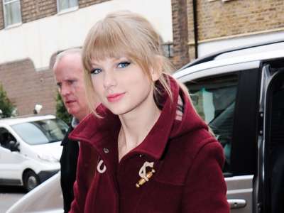 Taylor Swift Outside Her Hotel In London